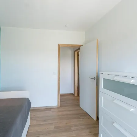 Apartamento With 3 Bedrooms And Sea View