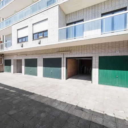 With 3 Bedrooms And Sea View *